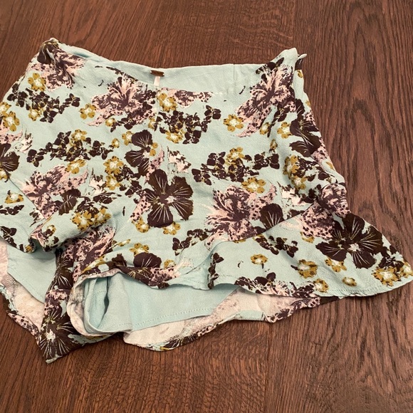 Free People- mint floral shorts - Picture 8 of 9